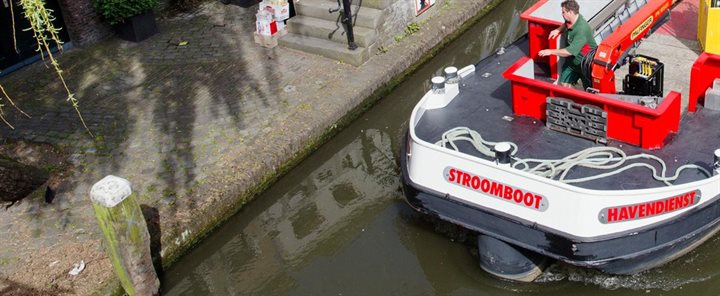 Stroomboot in Utrechtse gracht